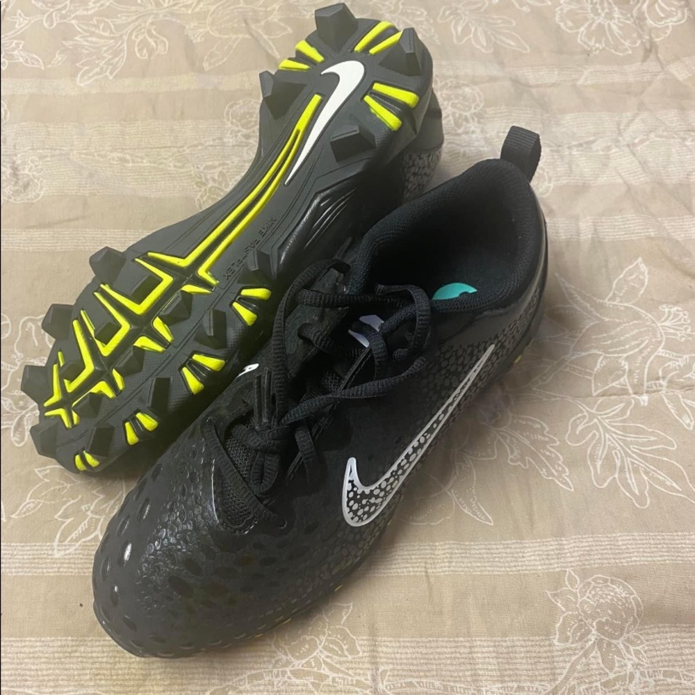 Nike new boys cleats size 5 1/2